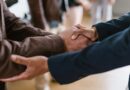 découvrez comment la psychologie des investisseurs influence leurs décisions financières. explorez les biais cognitifs, les émotions et les comportements qui façonnent le marché et apprenez à les gérer pour optimiser vos investissements.